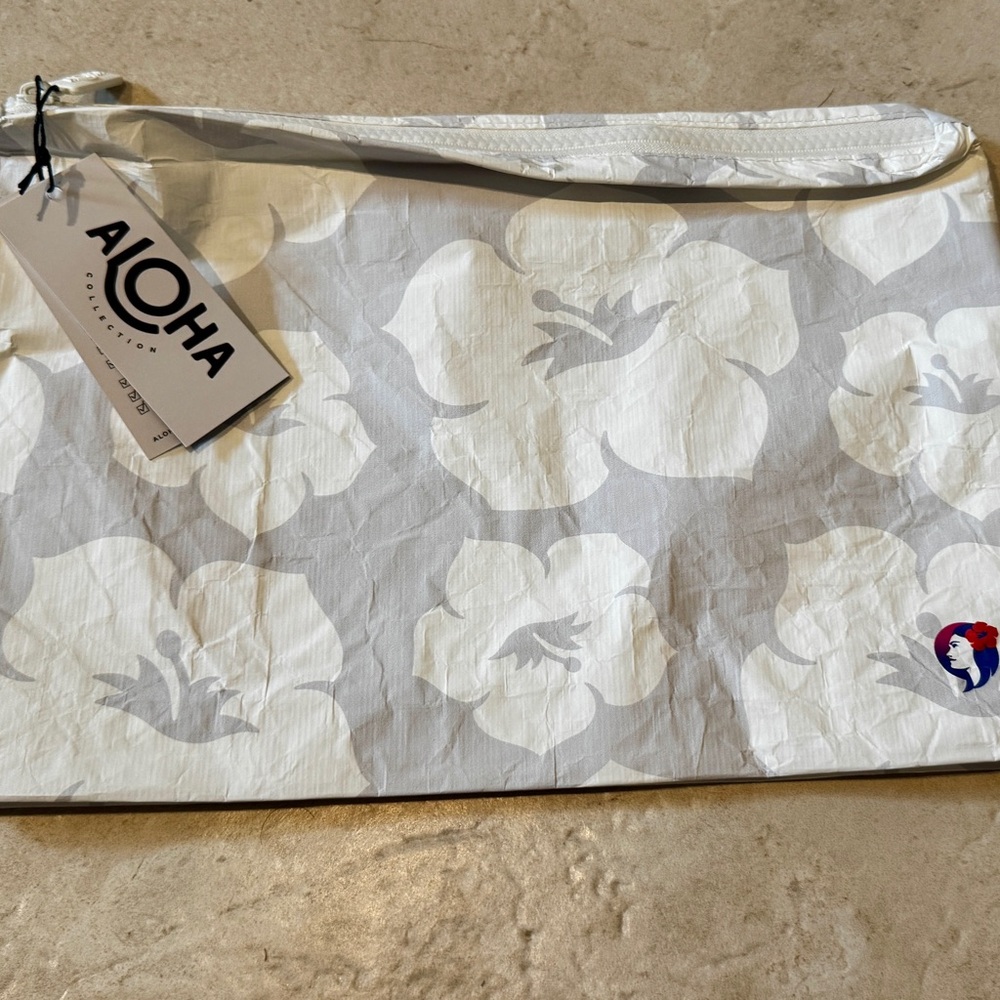 Aloha collection limited addition Hawaiian Airlines zippered pouch